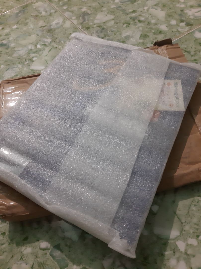 Megabook đóng gói sách cực kì chắc chắn lun, dù mình chỉ đặt 1 cuốn. Sách đc bọc dưới 1 lớp bọc xốp, dán keo lại nx nhen mn😆 rồi đc đựng trong 1 cái hộp với kích thước vừa in nên ko lo xộc xệch gãy gáy sách hay j đâu nhe. Nội dung sách thì mình chưa đánh giá đc vì ms mua thoi, nhma nhìn mục lục sẽ thấy các chủ đề đc dàn trải từ lớp 10 đến 12. Cơ mà ban đầu mình mua vs mục đích lấy gốc phần hữu cơ, nhưng sách ko có phần đó🥲