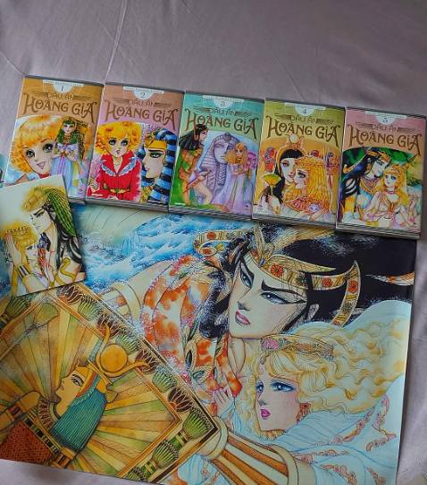 Tiki gói hàng rất kỹ, đặc biệt poster được cuộn vào trong 1 ống carton siêu dày. Các bạn nên mua trên Tiki thay vì nạp tiền cho tụi đầu cơ, bộ này mấy shop gom hàng bán giá gấp 3-4 lần, chưa kể còn tách postcard vốn dĩ có sẵn trong tập 1 để bán hơn 100k/cái.