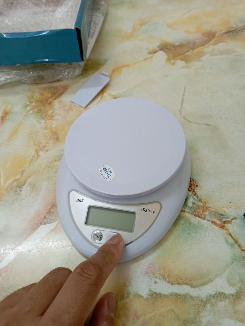 Cân không hoạt động, dùng pin kèm theo trong hộp không hoạt động, dùng pin mới khác cũng không hoạt động. Vui lòng đổi sản phẩm khác giúp tôi.