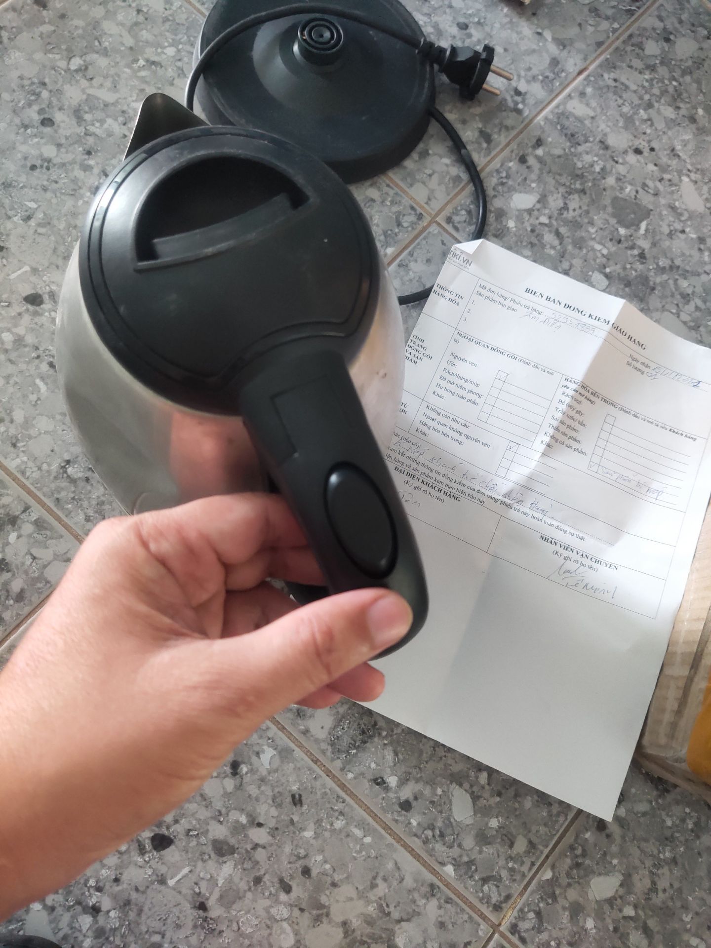 sh giao hàng k đàng hoàn. Mua hàng mới, giao ấm cũ, đã sử dụng, móp, hư công tắc, trong thùng hàng có biên bản đóng kiểm giao hàng lỗi của khách nào k biết. vui lòng hỗ trợ đổi trả hàng.