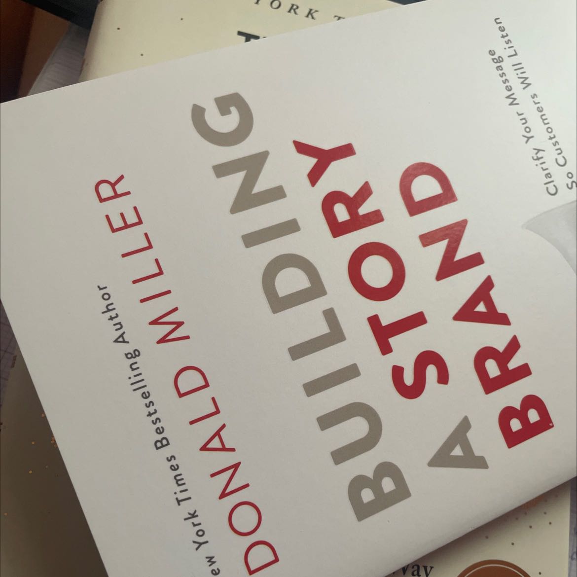 Sản phẩm nguyên vẹn, được bọc một lớp seal nên bìa sách rất sạch, nên mua kèm bọc sách để giữ sạch sản phẩm