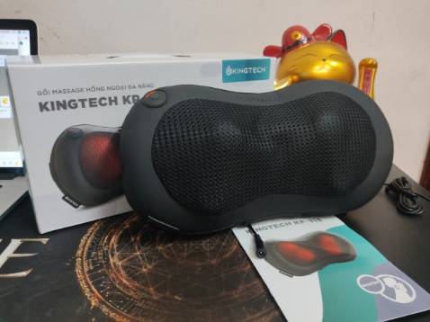 Đọc thấy nhiều đánh giá quyết định mua, nhận hàng sau 5 ngày. Sơ bộ thấy gối này có kết cấu đẹp, chắc chắn, nhiệt cũng khá ấm, máy không bị lệch bi khi nằm len, m hay dùng để massage sau cổ. Dây đai có thể điều chỉnh độ rộng nen có thể gắn được trên ghế nha mn. Phụ kiện nhận dc 2 củ sạc, 1 củ dùng thường xuyên, còn k biết 1 củ còn lại để cắm vào đâu T_T. Bao bì ok, đóng gói kỹ. Vote uy tín ak.