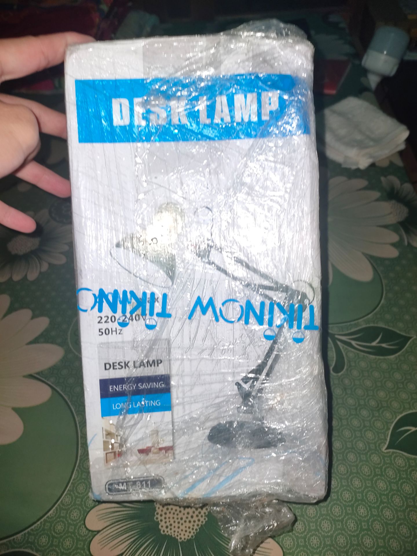 mọi thứ đều ổn cho tớ khi tôi thấy cái chụp đèn bị móp, điều này có thể không ảnh hưởng chất lượng ánh sáng nhưng ảnh hưởng về tâm lý mua hàng của tôi rất nhiều 😭. Tôi nghĩ mình khá khó tính và sản phẩm đã đáp ứng gần hoàn hảo rồi. còn có giấy bảo hành nữa nên rất ổn, bù lại 1 chút về tinh thần nhưng tôi vẫn bỏ bớt 1 sao vì sự tổn thương tinh thần này.