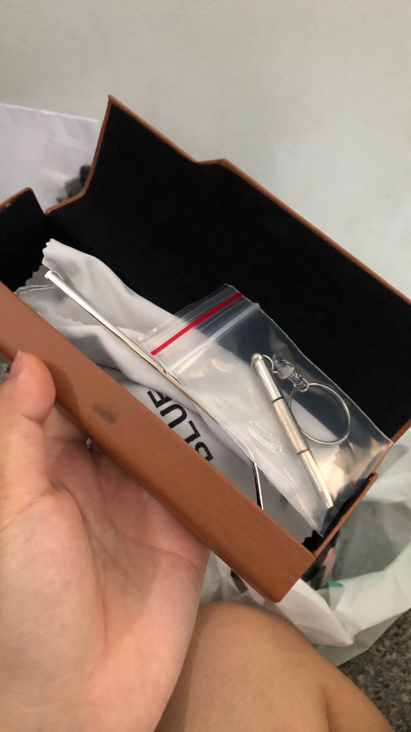 Sản phẩm rất đẹp và chắn chắn zs giá tiền này rất ok la nha nhưng lúc đeo vô càng kính còn hơi bén shop chú ý sản phẩm sau nhé!