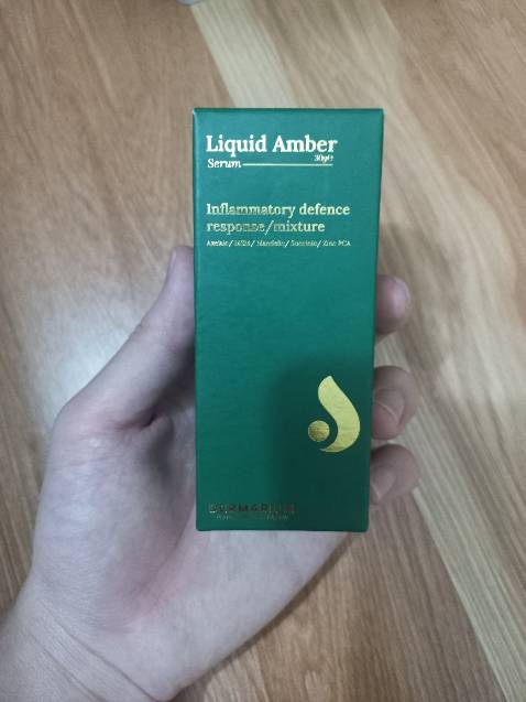 Thẩm thấu nhanh, giúp da mình đỡ viêm hơn, và kiềm dầu đỉnh lắm ấy trộm vía. Bôi serum này rồi thêm em kem chống nắng là cả ngày chỉ đổ dầu rất ít.