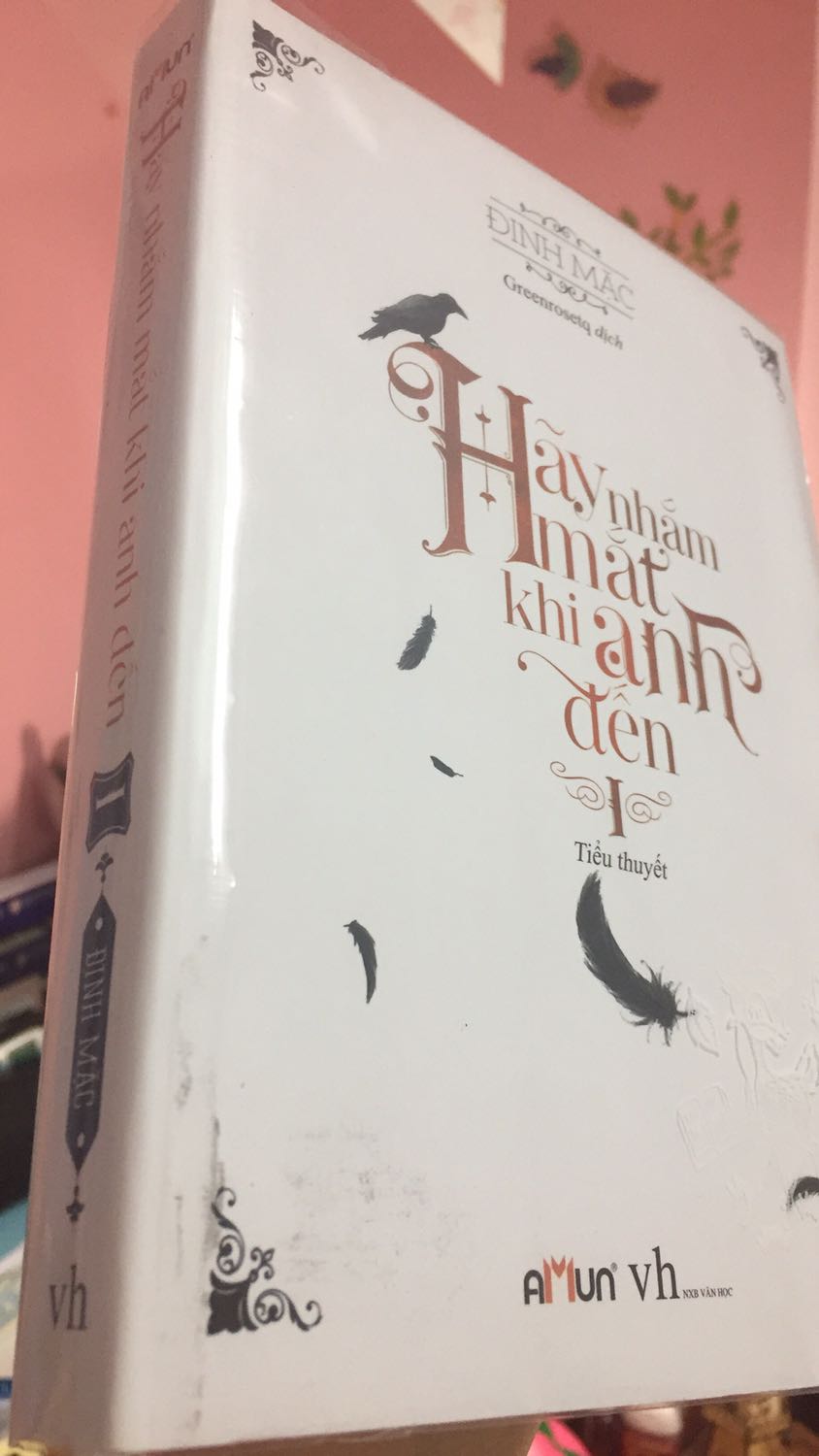 Tình hình là e mua 2 cuốn Hãy nhắm mắt khi anh đến, ship rất nhanh luôn ạ, e đặt tầm 9h tối đêm qua mà sáng nay đã nhận đc rồi. Cuốn 2 không có gì chê cả nhưng mà vấn đề nằm ở cuốn 1. Em nhận sách thì thấy bìa sách bong keo sắp tách ra khỏi sách luôn ạ, mấy chục trang đầu còn bị lỗi như hình e đã chụp khá khó chịu, bìa sách thì khá dơ, có thể do mực bị lem nên em không lau được. Ngoài 1 chút vđ như vậy thì tất cả mọi thứ còn lại đều ok hết.