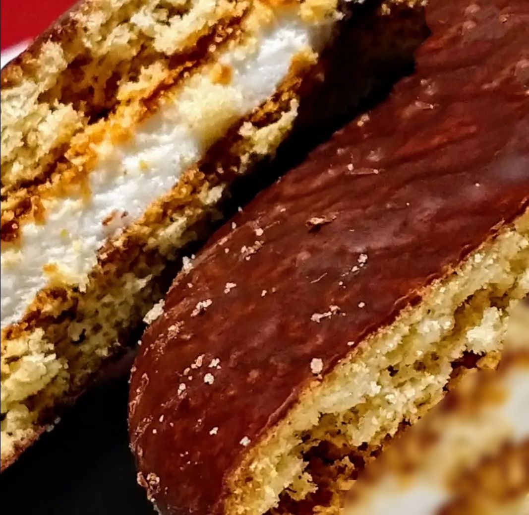 Xin chào các bạn, hôm nay mình sẽ giới thiệu các bạn về một món ăn tuổi thơ.
Đầu tiên là hành trình để mua được em nó, vài tháng trước mình có tham gia vài chiếc game nho nhỏ của Tiki và rất may mắn mình đã có tên trong danh sách đó, tích gần hai tháng thì cuối cùng cũng đủ mình mua hộp bánh yêu thích.
Và hộp bánh Chocopie nguyên bản là sản phẩm đầu tiên mình mua trên Tiki. Nghe tên quá quen phải không nè, nghe cái tên dù có nhắc một ngàn lần rồi nhưng cứ nhắc là them.
 
Đánh giá chất lượng sản phẩm :

Tiki gói hàng rất cẩn thận, chu đáo, cả trên lẫn dưới đều cho một dải giấy chống sốc để tránh sản phẩm bị móp. Mình mua giá này đắt hơn ngoài tiệm nhưng mua từ 199k là có mã giảm giá 30k nha, chia ra thì còn rẻ hơn.

Hộp mới nguyên, màu sắc hình hiệu không có gì mới nhưng chẳng hiểu sao cứ nhìn là mình them nhỏ rãi. Mấy nhóc tì nhà mình giục bóc suốt nhưng phải thắp hương đã. Mình cũng hóng lắm.

Sau khi thắp hương, bóc bánh ra thì 12 cái hộp nhỏ và 20 cái hộp lớn hiện lên trông thật đẹp mắt. 

 

Thông tin sản phẩm:

·         Loại bánh Bánh choco-pie

·         Số lượng 12 cái x 33g

·         Khối lượng tổng 396g

·         Năng lượng Khoảng 140kcal/1 cái

·         Thành phần Bột mì, đường, glucose syrup, shortening thực vật, chất béo thực vật không hydro hoá, isomalto oligo syrup, bột cacao, sữa bột nguyên kem, trứng, chất tạo xốp, đường dextrose, gelatin, muối i-ốt,...

·         Bảo quản Bảo quản nơi khô ráo và thoáng mát, tránh ánh nắng trực tiếp

·         Thương hiệu Choco-pie (Hàn Quốc)

·         Nơi sản xuất Việt Nam

 

Đánh giá về chất lượng dịch vụ:

Giao hàng phải nói là siêu nhanh vừa đặt chiều hôm trước chiều hôm sau có ngay liền đó là dành cho ai giao thường giống mình nếu muốn giao nhanh trong 2h mng hãy mua gói TikiNow ngay và luôn.

Điều mình thích ở shop là shop gói hàng rất chắc chắn, hộp đựng được bọc lớp để chống va đập nữa khá là kỹ càng +1đ dễ thương cho shop. Anh shipper lại cực kỳ dễ thương.

 

 

Trải nghiệm sản phẩm:

Nhắc tới bánh chocopie, chắc hẳn nhiều người sẽ nghĩ ngay tới Orion – một trong những tập đoàn kinh doanh đồ ăn nhẹ đến hàng đầu “xử sở Kim Chi” – Hàn Quốc. Trong nhiều năm liền, Orion vẫn nằm trong top 15/ 100 doanh nghiệp kinh doanh bánh kẹo hàng đầu thế giới do một tờ tạp chí công nghiệp bánh kẹo tại Hoa Kỳ bình chọn.

Vào năm 1974, Orion đã ra mắt bánh Chocopie như một sản phẩm chủ lực. Sau khi nghiên cứu thị trường, loại bánh phủ đầy socola bên ngoài với lớp nhân marshmallow dẻo xốp bên trong đã ra đời và ngay lập tức gây nên cơn sốt tại thời điểm đó. Cho tới nay, công ty Orion vẫn đang không ngừng thử nghiệm và cho ra mắt thêm nhiều loại bánh chocopie mới lạ để đáp ứng nhu cầu, theo kịp xu thế của khách hàng.