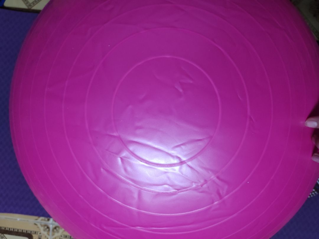 mình mua bóng yoga đã được hơn 2 tuần. lúc mới mua về các bạn nên bơm bóng vừa căng sau đó lấy khăn giấy ướt lau sạch lớp dầu bóng bên ngoài, có thể rửa thêm với nước. mình 65 kg, khi sử dụng luôn đặt bóng lên trên thảm yoga và ngồi lên trên vòng tròn, cái nút đặt ở phía dưới thảm. sử dụng theo cách này thì xài lâu hơn. mình mua bóng yoga đã được hơn 2 tuần. lúc mới mua về các bạn nên bơm bóng vừa căng sau đó lấy khăn giấy ướt lau sạch lớp dầu bóng bên ngoài, có thể rửa thêm với nước. mình 65 kg, khi sử dụng luôn đặt bóng lên trên thảm yoga và ngồi lên trên vòng tròn, cái nút đặt ở phía dưới thảm. sử dụng theo cách này thì xài lâu hơn.