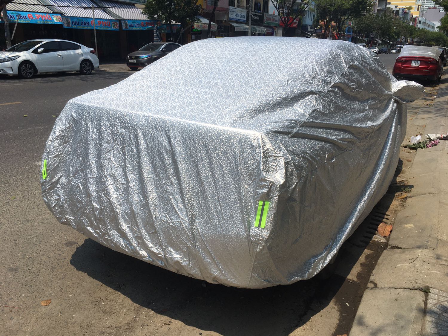 Hài lòng, size 3M rất vừa xe. Chất liệu vải giồng trong mô tả. Chỉ là không có hướng dẫn sử dụng nên không biết dây dù dùng để cột gì vậy ạ?