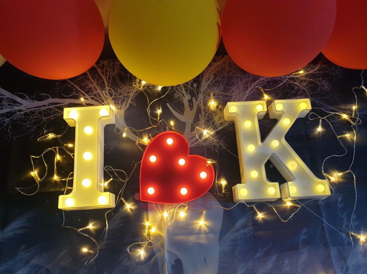 Đèn sáng khá dịu mắt, đẹp hơn nhiều với tưởng tượng, dùng bằng pin con thỏ rất tiện.
Mình demo trước thấy khá ưng, quả này làm lão chồng lác mắt vẫn cứ chê mình ko có con mắt thẩm mỹ.
p/s: kỷ niệm 5 năm ngày cưới (-.-)