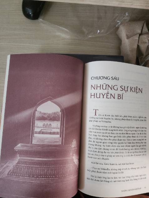 - Sản phẩm được nhà bán hàng Tiki Trading đóng gói chắc chắn; Cuốn sách được bao bởi hai lớp "áo khoác" bằng hộp và lớp chống sốc đảm bảo chất lượng.
- Cuốn sách được in rõ chữ, cỡ chữ vừa đủ đọc, mực in tốt. 
- Mùi sách thơm và dễ chịu, thoảng hương sách mới.
- Chất liệu bìa cứng sờ rất đã tay, màu sắc bắt mắt.
- Nội dung sách lôi cuốn, kể lại cuộc hành trình của những nhà khoa học từ phương Tây đã gạt bỏ mọi thành kiến để đặt chân đến trời Đông.
- Dạ, con xin cảm ơn nhà bán hàng Tiki Trading rất nhiều ạ!