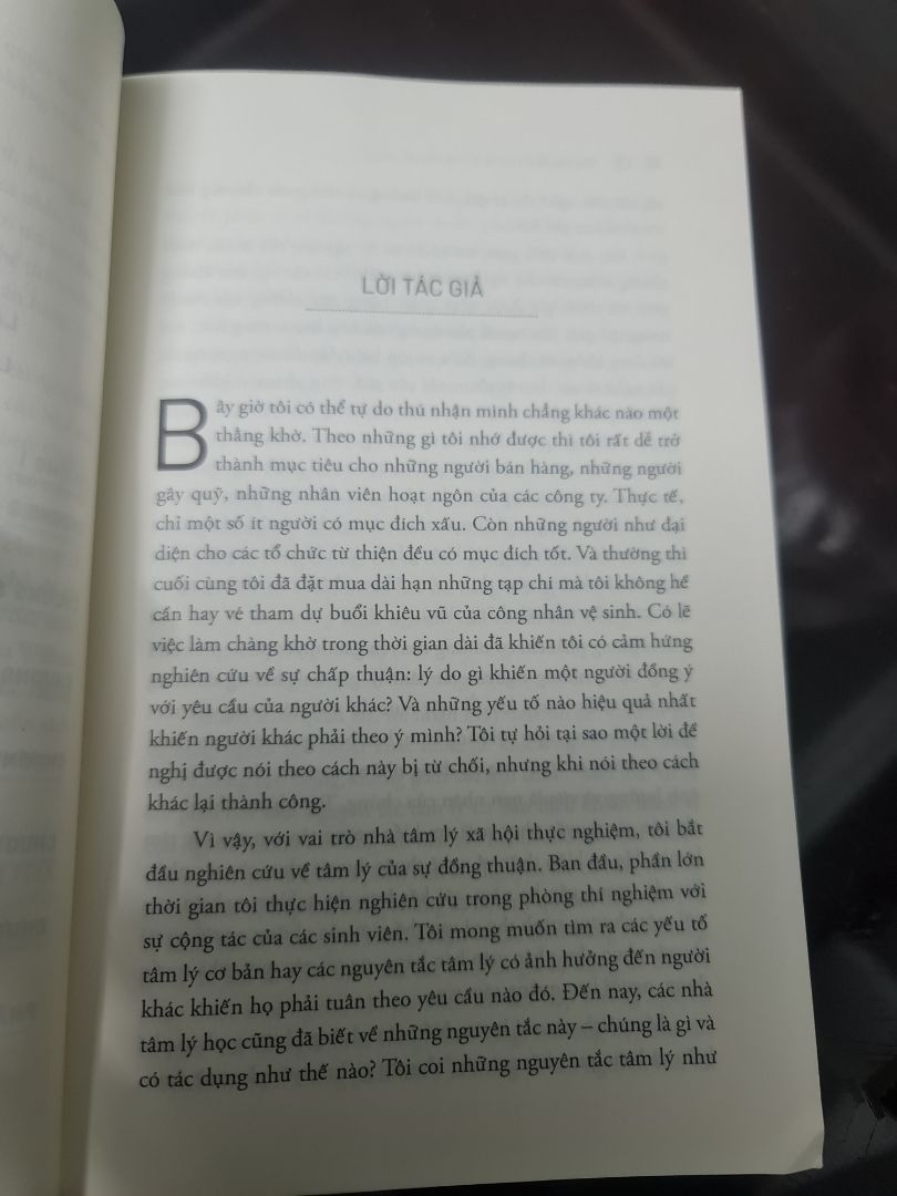 Mới chỉ đọc đc chương đầu, cách dẫn dắt như 1 cậu chuyện nhân vật tự kể, gần gũi và ko văn hoa, trừu tượng.