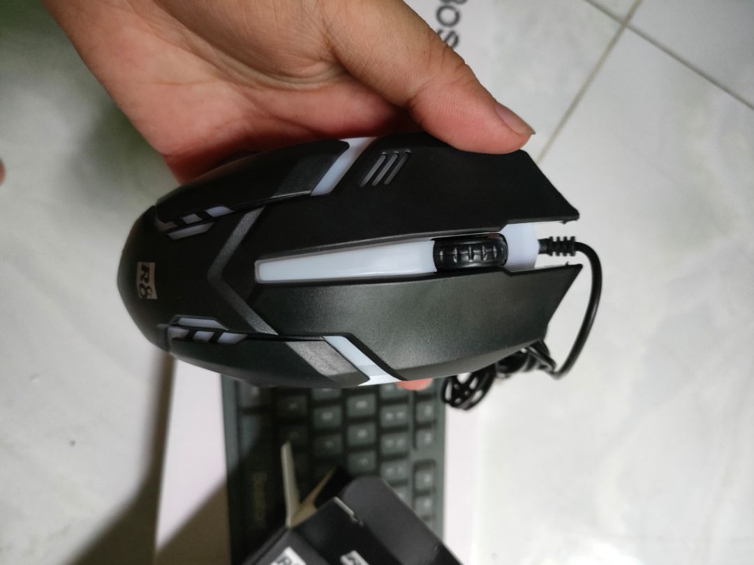 Khá thích chuột vì giá rẻ mà xài ok. màu sắc đổi liên tục nên rất thích. Khá thích chuột vì giá rẻ mà xài ok. màu sắc đổi liên tục nên rất thích.