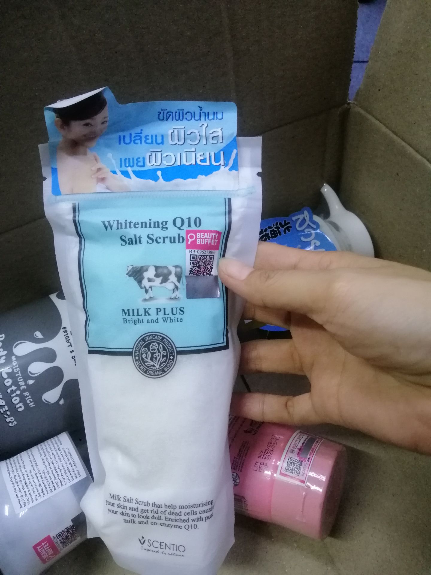 Đóng gói ok, muối tẩy xong da sạch, mịn da, mùi thơm dễ chịu. Mix chung với yogurt sdung cực thích luôn. Túi bự nên chắc còn lâu mới hết quá, giá rẻ nữa. Ship dễ thương nên hài lòng, cho shop 5 sao. Có tem chống giả nữa check là hàng thật, yên tâm sdung.