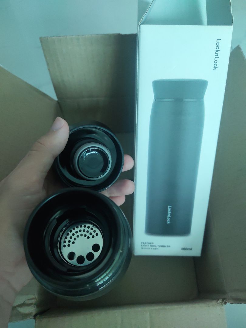 Giao đúng mẫu mã. Màu đen nhìn đẹp, sang trọng. Vỏ bình hơi nhám, không sợ bám mồ hôi, vân tay. Chất lượng giữ nóng lạnh thì phải sử dụng mới đánh giá được.