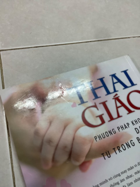 Sách cũ, bìa trước bạc cả màu, bìa sau bị xước hằn lên giấy rất nhiều. Chưa lần nào mua sách có Tiki Now mà bị cũ như vậy!