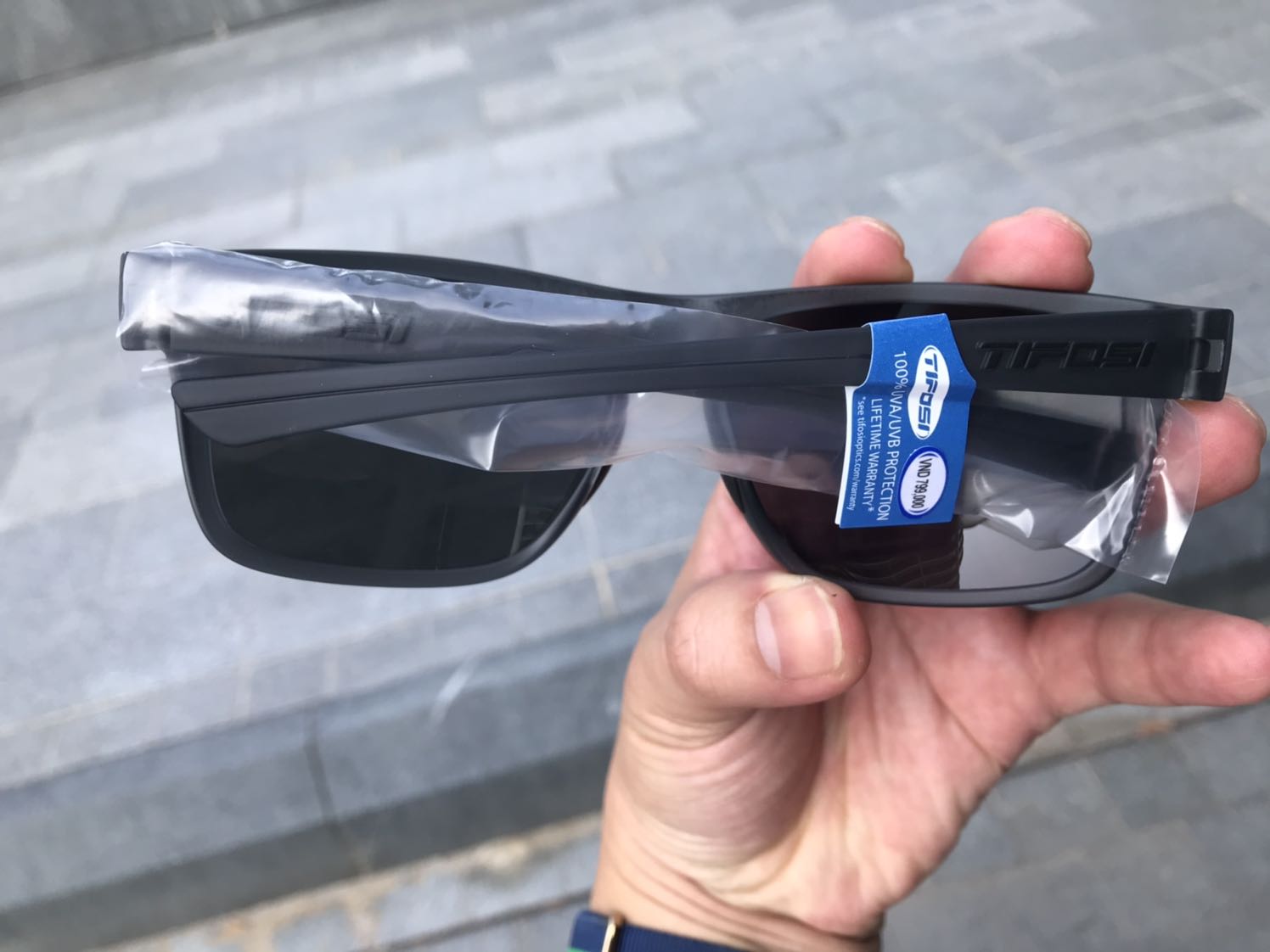 Nhẹ, không quá lỏng lẻo. Chất lượng trong tầm giá