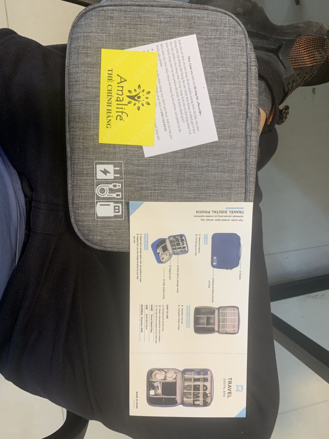 Túi phụ kiện đẹp như quảng cáo, chất liệu  dày dặn, đường may kỹ càng có độ hoàn thiện rất cao, ko có chỉ thừa
Tiki giao hàng nhanh, đóng hàng cẩn thận, cho 5 sao nhé