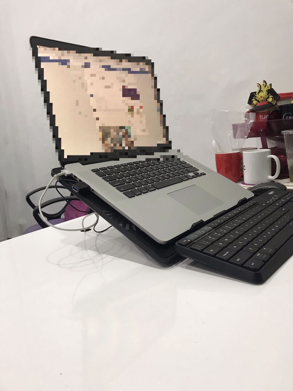 Tính năng tốt. Có hai miếng đỡ để máy tính không trượt.
Độ nghiêng tận 45 độ nhưng máy vẫn chắc chắn không sợ ngã đổ gì cả. Vật liệu cứng cáp. Khung lưới chắc chắn. Thanh đỡ cũng cứng cáp và to.
Máy 15inch để vừa.
Quạt rất êm.
Cooler Master cùng tầm giá cũng không bằng.