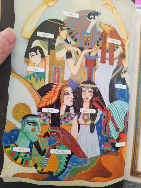 Sách có các tranh in màu cực kỳ đẹp. Một điểm cộng.
Tuy nhiên cách hành văn của người dịch chưa tốt. Dịch chưa thoát nghĩa, ngôn từ không trong sáng dễ hiểu dù sách ghi cho trẻ từ 9tuổi. Nhìn bản dịch thậm chí còn suy ngược được ra câu gốc (với người biết ngoại ngữ), như vậy là bản dịch chưa được chuyển ngữ mượt mà. Nhiều cách diễn đạt không thuần Việt và cộc lốc.
Hơi tiếc vì sách rất đẹp. Hy vọng NXB Kim Đồng sẽ biên tập các sách dịch khác tốt hơn.