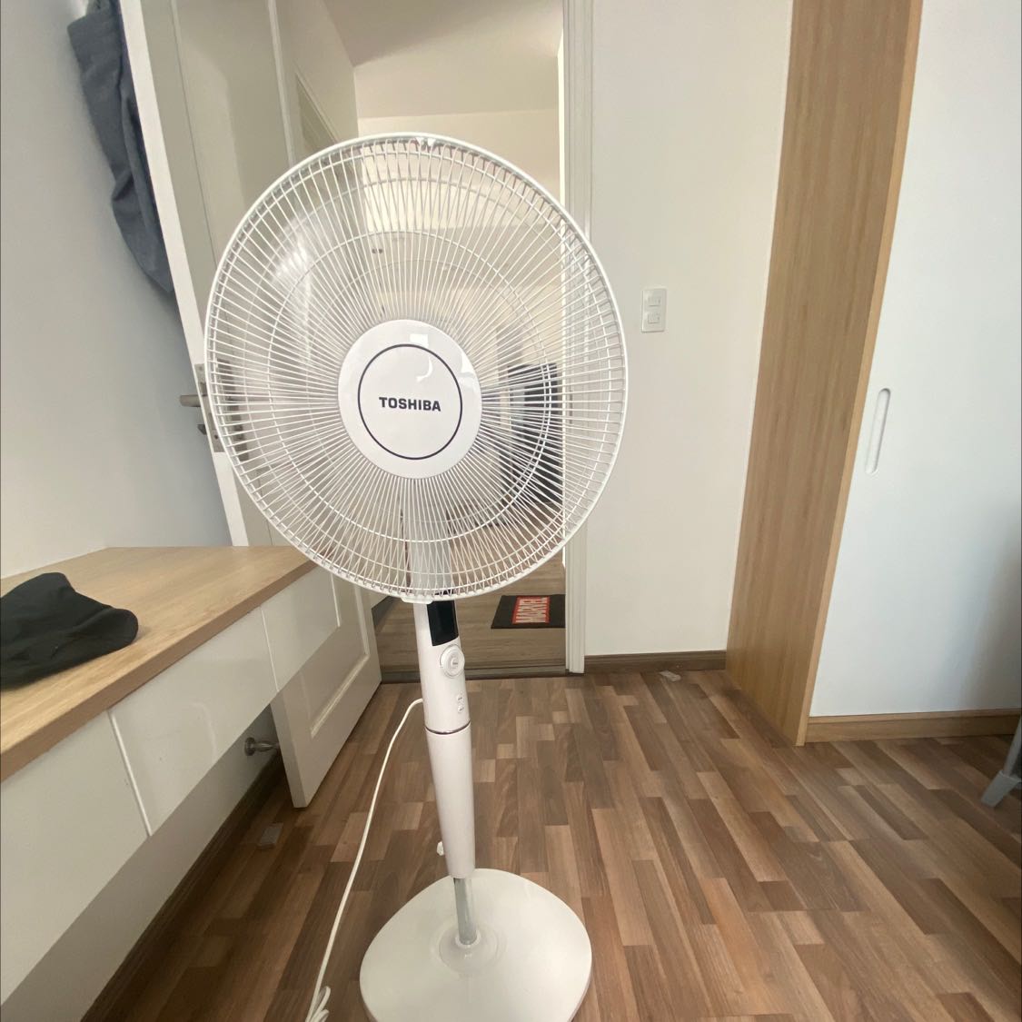 Tiki giao nhanh. Canh có mã giảm giá mua giá tốt. Quạt dùng khá ok. Mức to nhất hơi ồn. Chân không có bánh xe nên không tiện di chuyển. Mấy chế độ silent để cho vui chứ yếu xìu.