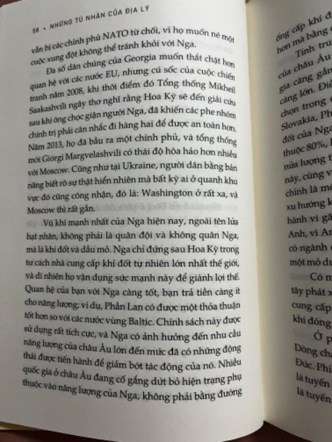 Rất rất nên đọc, đặc biệt với những ai quan tâm đến địa chính trị. Dù sách in đẹp, đóng đẹp nhưng mình vẫn mong Tiki kinh doanh ebook để tiện cho những ai dùng máy đọc sách, muốn đọc những cuốn sách còn dở bất cứ lúc nào mà bất cứ đâu, sách bìa cứng xịn thật đấy nhưng cầm đọc hơi bất tiện.