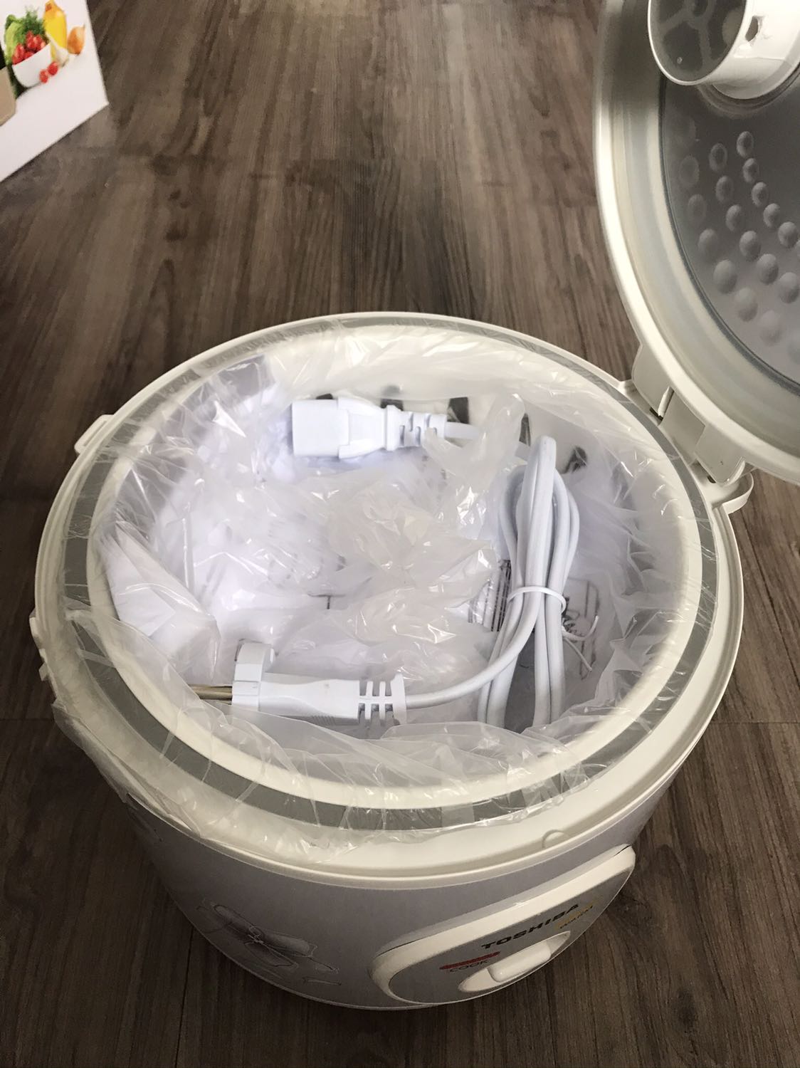 Giao hàng nhanh. Mặc dù vỏ ngoài có mấy chỗ chi tiết nhựa hơi không hoàn hảo lắm nhưng thấy nấu cơm ngon, trong tầm giá này cũng khá ổn rồi. Nếu nấu nhiều hơn 2 ng có thể sẽ đầy lên sát nắp và dính vào cái ống thoát hơi. Khay hấp hơi nông nên khi hấp ko để đồ ăn hay cơm vào chỗ ống thoát hơi được. Phần dẫn nước ra bên ngoài hơi kém nên có thể nếu bị đọng sẽ chảy vào trong nồi, cần chú ý lau trước khi cắm điện. Nói chung ok.