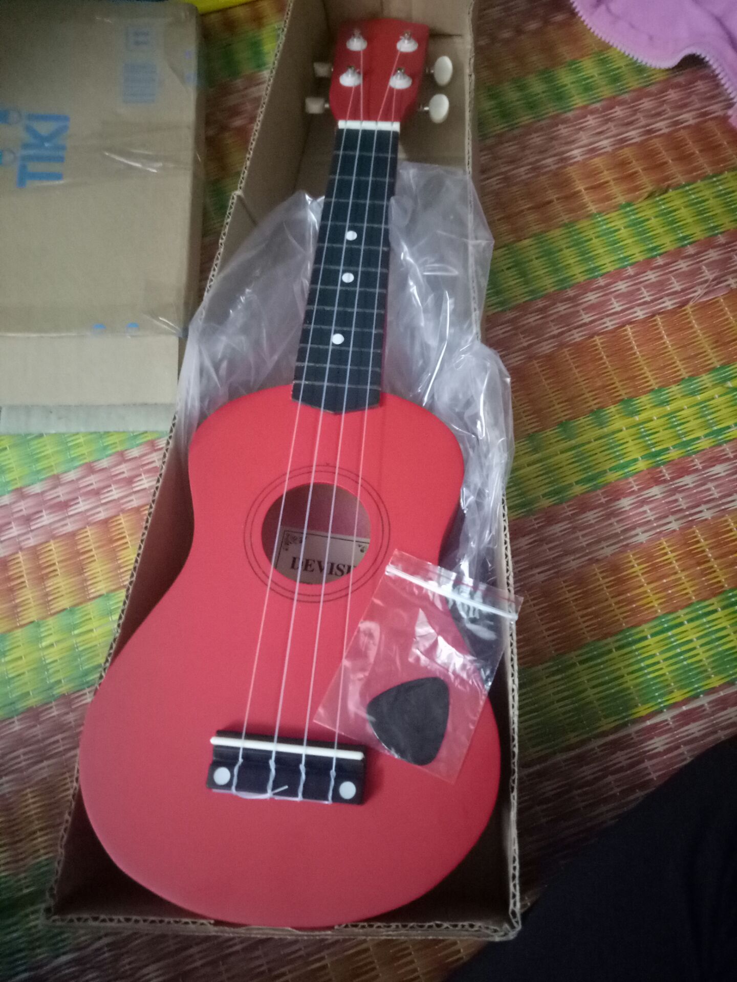 vừa mới nhận hàng lúc nãy, đàn rất đẹp, âm thanh vang nhưng tiếc cái phía đầu đàn có 1 vết xướt nhỏ nhưng k sao,Tiki gói hàng rất cẩn thận  mua có 2 món mà ngồi mở cả buổi ? mà k hiểu sao mình lại k nhận được hóa đơn nhỉ?