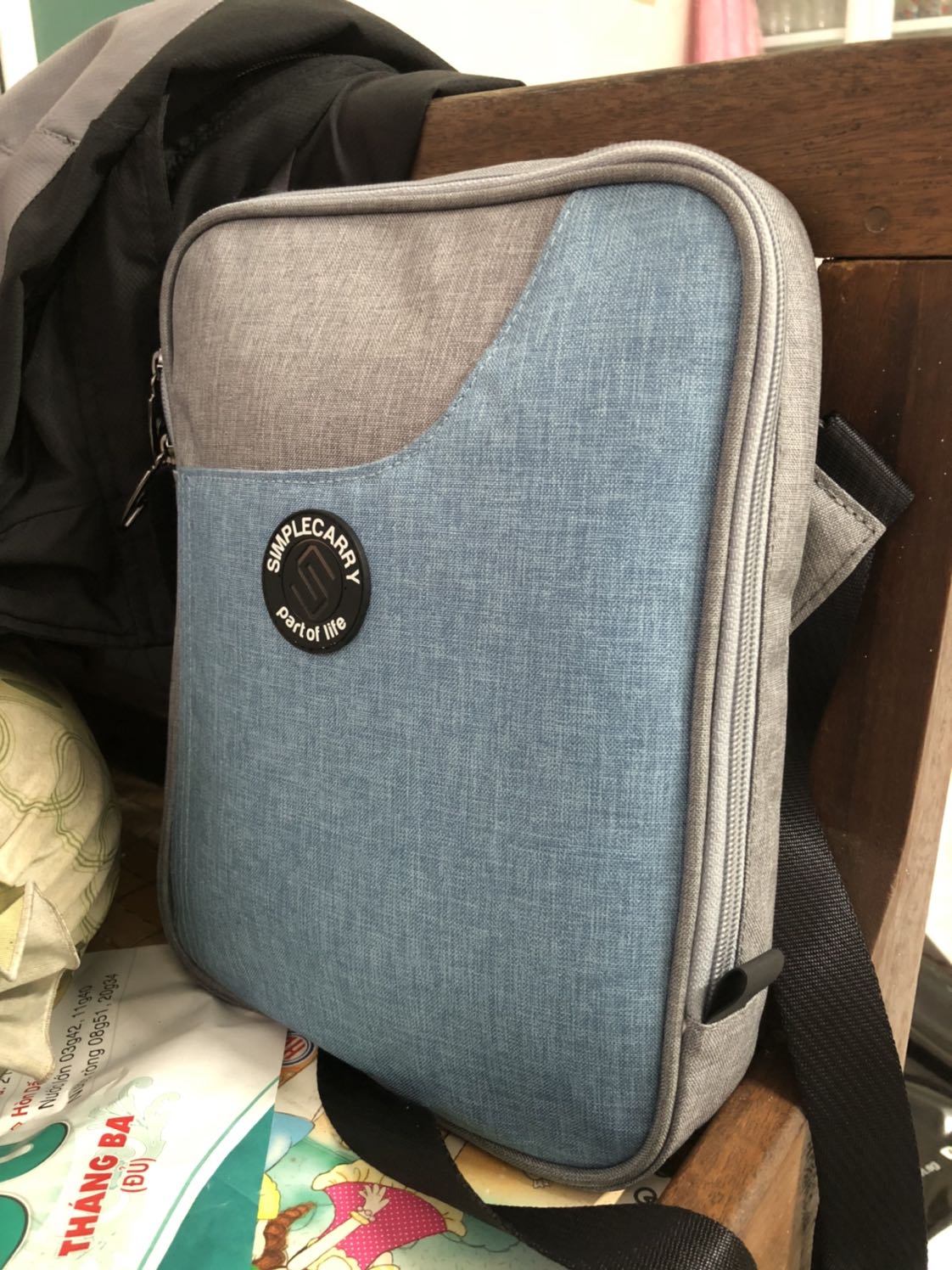 Hàng tốt trong tầm giá, ngăn ngoài cùng đúng là hơi dùn nhưng khi nhét đồ vào căng lên là vừa, có lẽ hàng giá trung trung nên không dừng vài tốt được. Các ngăn rất tiện lợi và vừa đủ cho tab + các thứ khác. Nếu hãng Simple Carry làm ra các túi thế này với chất lượng cao hơn, đường may đẹp và kỹ lưỡng hơn ở tầm 4*** thì mình vẫn sẵn sàng mua. Hàng tốt trong tầm giá, ngăn ngoài cùng đúng là hơi dùn nhưng khi nhét đồ vào căng lên là vừa, có lẽ hàng giá trung trung nên không dừng vài tốt được. Các ngăn rất tiện lợi và vừa đủ cho tab + các thứ khác. Nếu hãng Simple Carry làm ra các túi thế này với chất lượng cao hơn, đường may đẹp và kỹ lưỡng hơn ở tầm 4*** thì mình vẫn sẵn sàng mua.