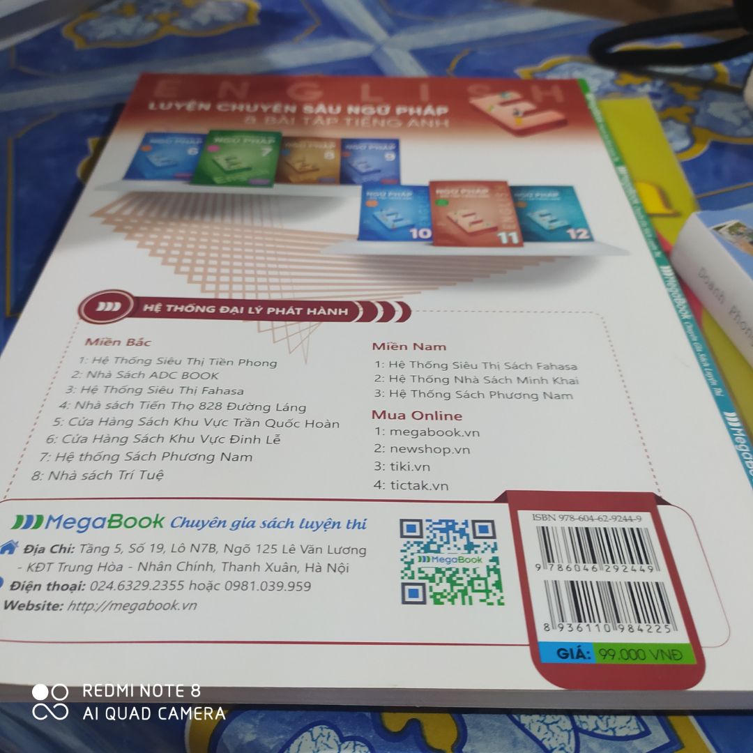 Mình sẽ đánh giá về bên ngoài lúc mới nhận được sách: sách đẹp và giống như trong hình, có một vài chỗ bị tróc nhưng rất bé. Từ vựng có kèm hình minh hoạ nên chắc sẽ khá là dễ học thuộc, phần bài tập ngữ pháp có lời giải nhé..v.v...(các bạn có thể mua về để trải nghiệm thử nhé)
