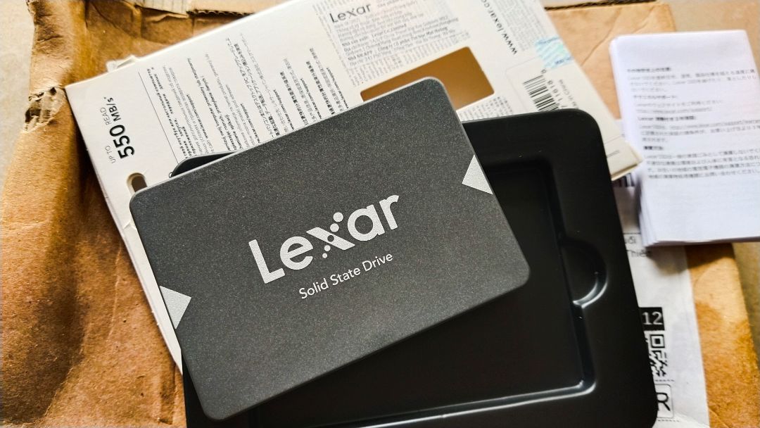 Mình vừa nhận ĐH #554009028 là 1 ổ SSD mà nv giao hàng hộp ướt nhẽm, thủng rách vào trong luôn, ngay cả box sp cũng bị ướt mềm, tờ HDSD cũng bị ướt, sp có hơi nước bên ngoài. Chưa biết sp mở có lên và sau này có ảnh hưởng hay giảm tuổi thọ gì không? Xin nhắc lại đây là sp điện tử, k có bao bì ni lông bảo vệ gì cả, chỉ có box giấy.
Tiki hướng dẫn xứ lý tình trạng này giúp mình ạ. Cảm ơn.