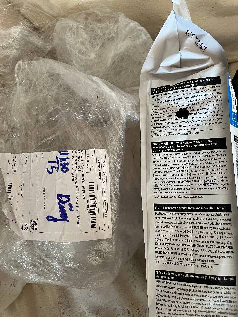 Sản phẩm giao chất lượng rất kém 
01 - Túi bị chuột cắn thủng và 01 túi bị thủng do quá đóng gói hàng hóa
Đến mèo còn không ăn được nên Shop xem xét đổi hàng giúp Sản phẩm giao chất lượng rất kém 
01 - Túi bị chuột cắn thủng và 01 túi bị thủng do quá đóng gói hàng hóa
Đến mèo còn không ăn được nên Shop xem xét đổi hàng giúp