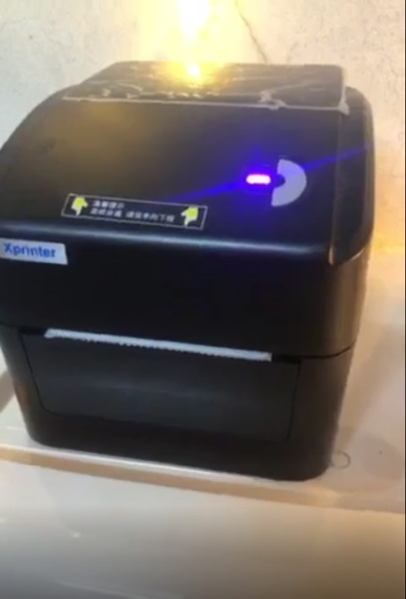 Máy in của tôi đang sử dụng bình thường thì hôm nay tự nhiên báo đèn nhấp nháy, không in được nữa. Bị lỗi như vậy thì ai sẽ là người bảo hành, bảo hành ở đâu ???