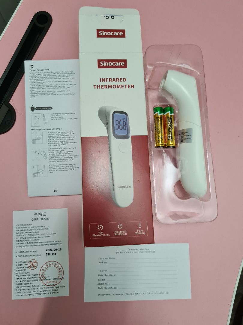 Sản phẩm có kèm 2 pin 3A, đo cũng tương đối chứ không chính xác. phải để xa trán tầm 10cm thì mới chuẩn nhưng nếu có tóc cản thì nhiệt độ đo khá chênh lệch gần < 1 độ. nếu để khoảng cách quá gần thì lúc nào cũng 37 độ hơn. Trường hợp đo lại mà mãi vẫn không thấy thay đổi số thì để ra chỗ khác bấm đo không khí rồi quay lại đo trán sẽ chính xác hơn.
Sp giao nhanh, đóng gói cẩn thận nhưng hoạt động chưa như mình mong đợi.