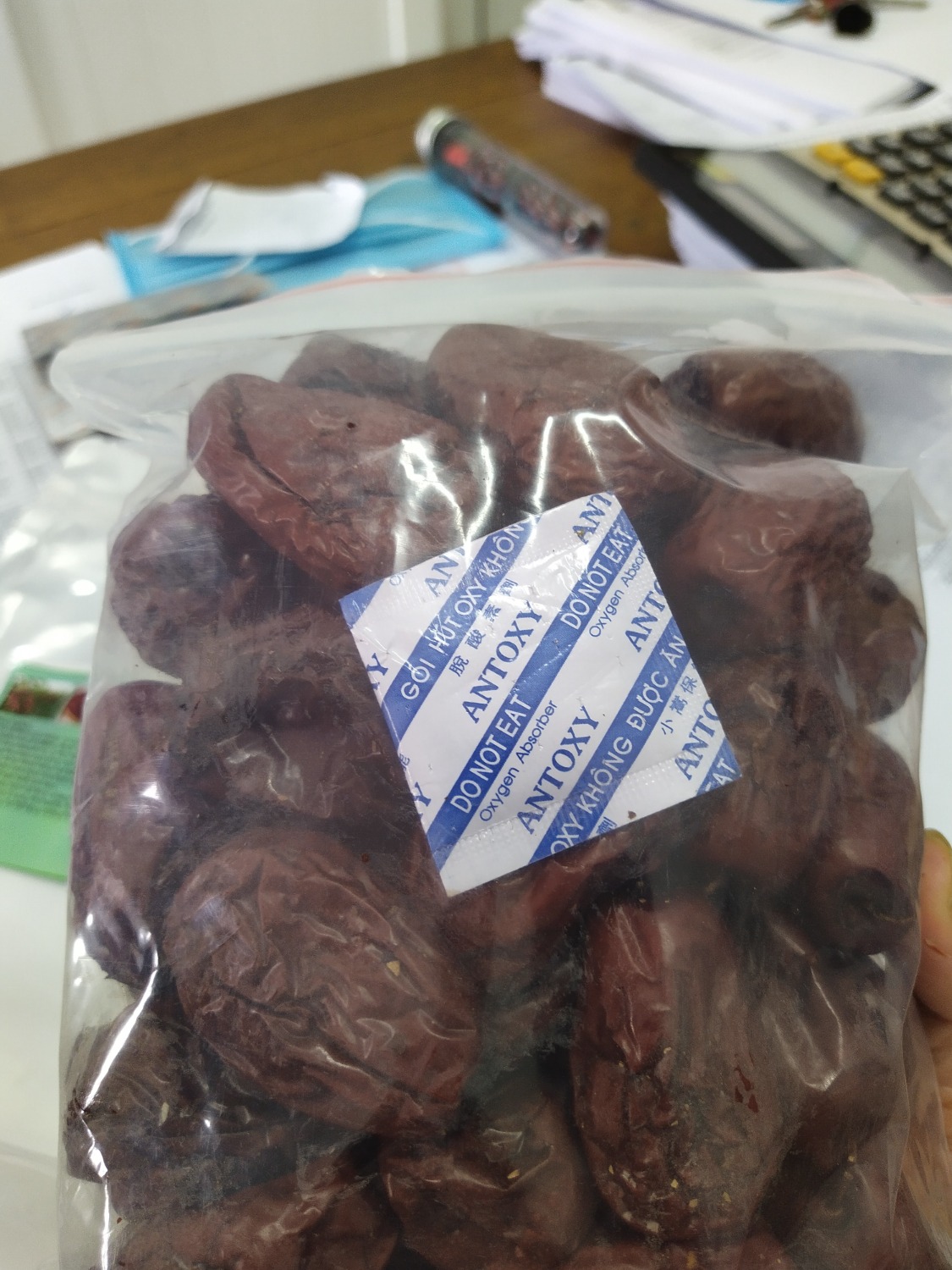 Táo đỏ là sản phẩm còn nhiều ẩm bên trong chưa khô hẳn nên khi thấy bao bì đóng gói không hút chân không mà bỏ trong túi zip nilon khác bên trong, tôi quan sát thấy túi đóng gói không được sạch sẽ, mùi chua làm tôi chú ý, và kinh khủng khiếp là khi tôi lấy túi zip bên ngoài ra và nhìn thấy qua lớp túi zip bên trong 1 con GIÒI lồm cồm bò ra rồi lại bò mất hút vào trong.
Nhìn thấy hàng có thương hiệu đảm bảo mới mua hàng mà còn bị thế này. Công ty coi lại chất lượng sản phẩm. 
Lần đầu tiên rate 1 sao cho 1 sản phẩm mua ở Tiki suốt 5 năm trời mua hàng ở đây. Tiki cũng cần coi lại các đối tác của mình. Táo đỏ là sản phẩm còn nhiều ẩm bên trong chưa khô hẳn nên khi thấy bao bì đóng gói không hút chân không mà bỏ trong túi zip nilon khác bên trong, tôi quan sát thấy túi đóng gói không được sạch sẽ, mùi chua làm tôi chú ý, và kinh khủng khiếp là khi tôi lấy túi zip bên ngoài ra và nhìn thấy qua lớp túi zip bên trong 1 con GIÒI lồm cồm bò ra rồi lại bò mất hút vào trong.
Nhìn thấy hàng có thương hiệu đảm bảo mới mua hàng mà còn bị thế này. Công ty coi lại chất lượng sản phẩm. 
Lần đầu tiên rate 1 sao cho 1 sản phẩm mua ở Tiki suốt 5 năm trời mua hàng ở đây. Tiki cũng cần coi lại các đối tác của mình.