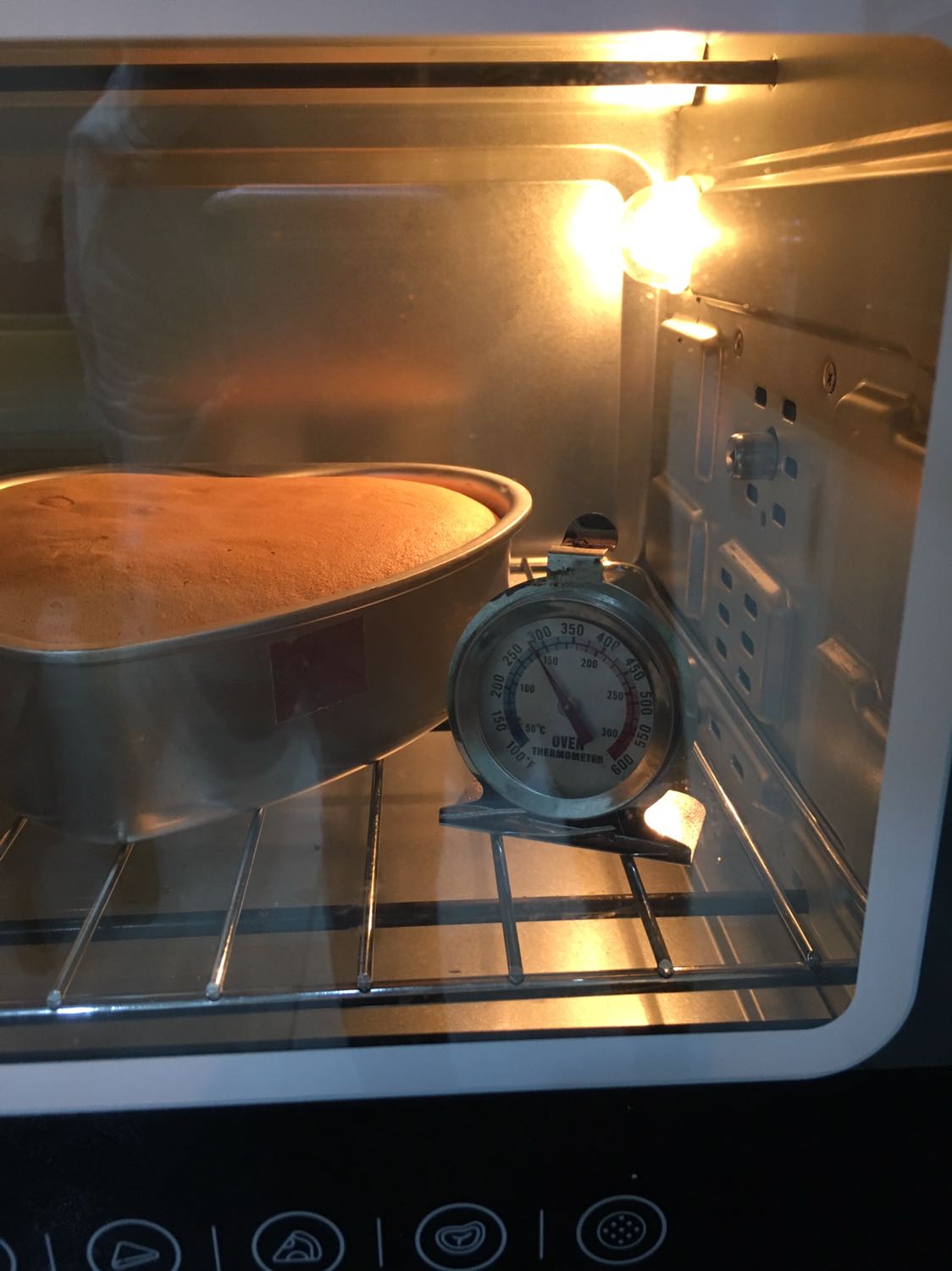 Sản phẩm đẹp, phù hợp với gia đình nhỏ 4 người.
Tuy nhiên nhiệt độ lò quá lệch so với nhiệt độ điều chỉnh.
Nướng bánh bông lan vặn 190 độ mà thực tế 140 độ.
Nướng bánh muffin cần 170 độ phải vặn max 230 độ.
Như vậy lò nướng của mình sẽ không thể lên được nhiệt độ cao hơn nữa.
Nếu mình ko dùng nhiệt kế lò mà tin tưởng nhiệt độ bên ngoài sẽ hỏng bánh, sai số nhỏ có thể khắc phục chứ sai số lớn thì không được rồi.
Mình đã yêu cầu Tiki hỗ trợ, hôm nay là 3 ngày kể từ khi shipper lấy hàng đi nhưng chưa biết đơn hàng đã đi đến đâu và khi nào mình có thể nhận lại, sau khi nhận đc lò mình sẽ check lại lần nữa.
Các bạn mua hàng hãy check nhiệt độ lò ngay khi nhận nhé!