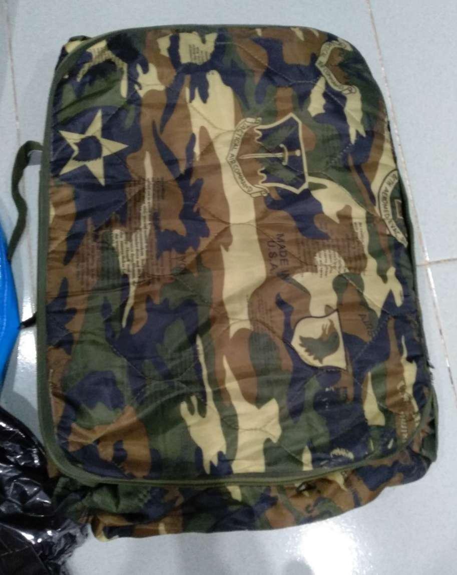 Loay hoay 1 hồi cũng biết cách ráp, ráp xong treo võng nằm ở trong nhà/ ngoài vườn gì cũng ok. chịu đc sức nặng của 1 người lớn + 1 trẻ em (2 cha con tôi). 
Màu sắc + kiểu dạng lạ, túi ngù kết hợp với túi xách có quai. kéo ra cái thành cái võng hay thiệt. cho 5 sao vì sản phẩm độc đáo.