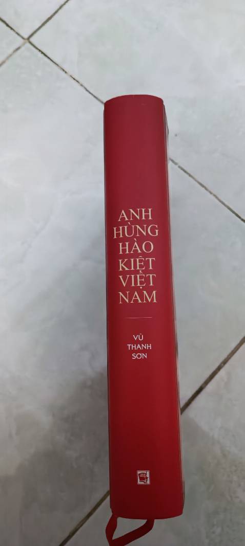 Tiki giao hàng siêu nhanh. Sách giao đến tay mình vẫn còn nguyên vẹn, không bị móp méo. Mình rất thích kiểu bìa của cuốn sách này, đơn giản mà đẹp. Giấy bên trong dày, bề mặt giấy láng mịn. Có 1 tờ giấy bên trong bị gấp lại nhìn hơi khó chịu, mình đã sửa lại nhưng nhìn vẫn còn nếp gấp. Nội dung sách thì mình chưa đọc. Nói chung là vẫn rất ổn.