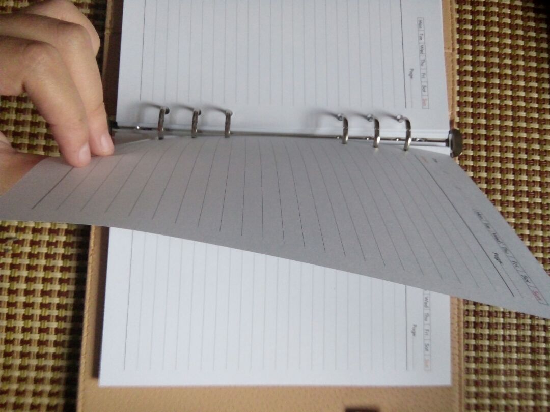 sổ khá đẹp, đường may cẩn thận nhưng có một vài điểm trừ là còng hơi yếu, giấy mỏng hơn so với mình mong đợi, lúc mới đặt thì sợ năm 2019 còn 1 tháng nữa thôi, lịch không đủ nhung hàng giao về thì có cả lịch 2019 và 2020 luôn ý. với mức giá này thì sản phẩm quá ổn r