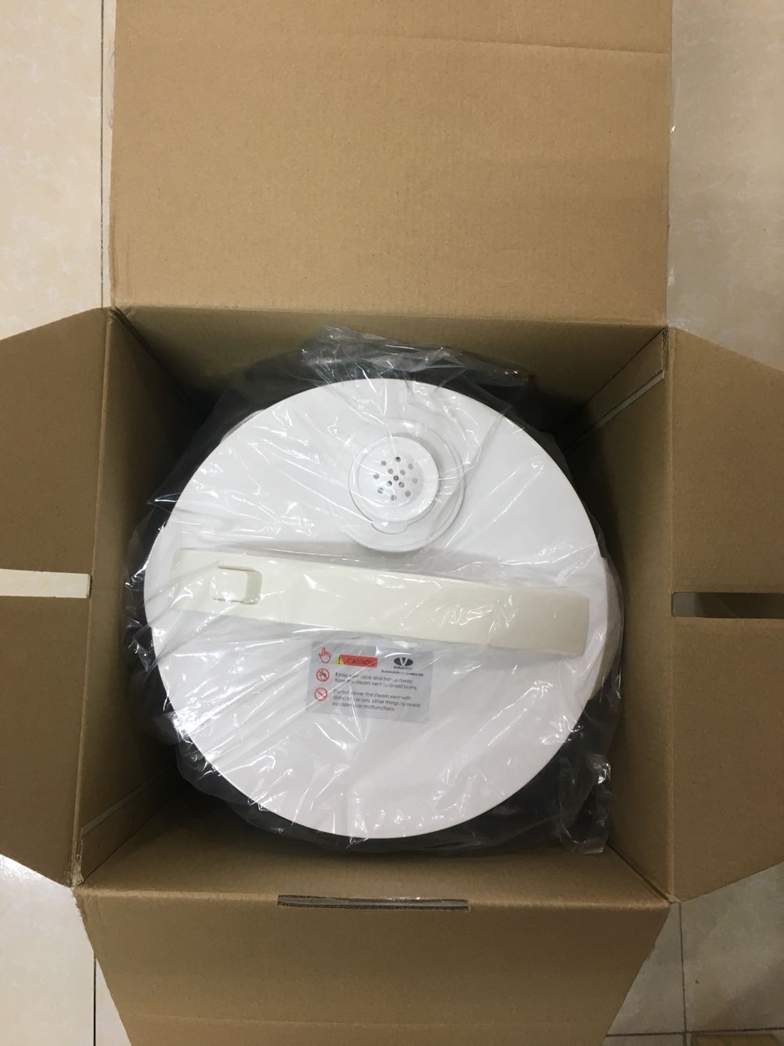 Được chị người quen giới thiệu mua máy VIAICOM V6 này. Thấy chị ấy khen nhiều nhưng mình chưa tin. Hnay nhận được hàng của tiki gửi thấy ưng thực sự luôn. 
?Về kiểu dáng : đẹp, đơn giản mà sang trọng
?Màu sắc: Xanh trang nhã, mát mắt
?Về bao bì đóng gói: thùng cotton chắc chắn, có xốp bảo vệ trên dưới rất chắc chắn và chuyên nghiệp.
❤️Còn có cả mã vạch xác minh sản phẩm nữa cơ. Hihi. Yên tâm luôn.
❤️Ưng cả bên ngoài lẫn bên trong luôn. 
?Khay xếp tỏi sang sịn cực kỳ. Nhìn khôn và sáng lắm mọi người ạ. Không như một số khay của các dòng máy khác xỉn và mỏng.
Khay của máy Viaicom này dày dặn và đẹp mê ly luôn. ?các khay còn được đánh số nữa chứ. K lo bị xếp nhầm khay. Máy này có tận 4 khay xếp tỏi cơ đấy. 
Nói chung là ưng cái bụng. Máy nhận được còn đẹp hơn cả trên web. ?
Mình sẽ làm thử tỏi và gửi feedback lên khi làm xong ạ. 
Sẽ ủng hộ VIAICOM dài dài nếu tỏi làm ra ngon.?