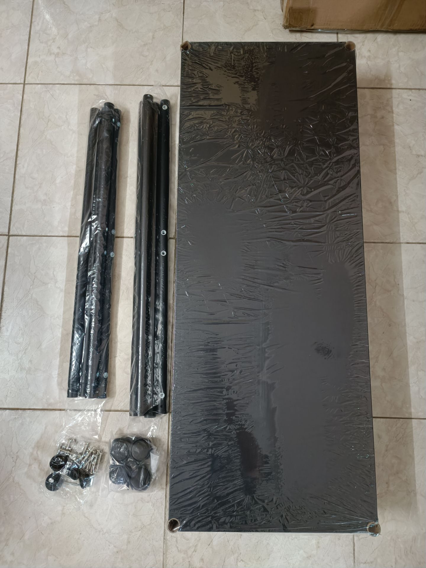 mình mua lúc flash sale giá 1519k, ốp các mã khuyến mãi vào thì giá thanh toán cuối cùng là 1397k, nói chung là khá ổn cho 1 cái kệ 5 tầng của Vando. Giao hàng nhanh, kệ hoàn hảo ko có lỗi móp méo hoặc tróc sơn này nọ, ốc vít đầy đủ và gia công tỉ mỉ, nói chung là mọi thứ về mặt kỹ thuật đều OK. kệ lắp lên khá chắc chắn và hài hòa trong không gian bếp. kệ có kèm theo 4 bánh xe và 4 chân cố định, tùy ý khách muốn lắp bánh hay lắp chân. Nhưng có vẻ hơi lãng phí, vì vậy shop nên để tùy chọn đặt hàng là bánh xe hay chân, để khi khách mua thì chọn luôn, đỡ dư thừa ko dùng đến lại lãng phí. Nói chung là hài lòng với sản phẩm này, rất hoàn hảo.