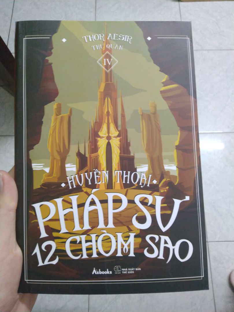 Có vẻ khá may mắn so với mọi người là mình nhận được sách mới nhưng phần góc sách hơi quăn (có lẽ do vận chuyển vì dạo này không thấy tiki chèn xốp nữa nên sách khi đến tay người nhận thì nhiều lúc không như mong đợi) 
Quyển của mình không có bookmark :) không biết tiki quên giao hay là sách như vậy vì mình mua 4 tập thì tập 1 vs 3 có còn 2 vs 4 không có :)