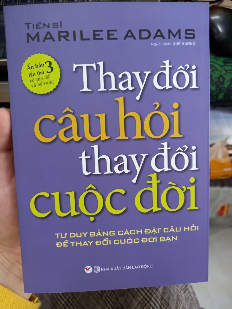 Bìa sách có vết bẩn, sách không được mới lắm, giá nhận cao hơn giá bìa, nên đi mua trực tiếp để chọn sách mới.