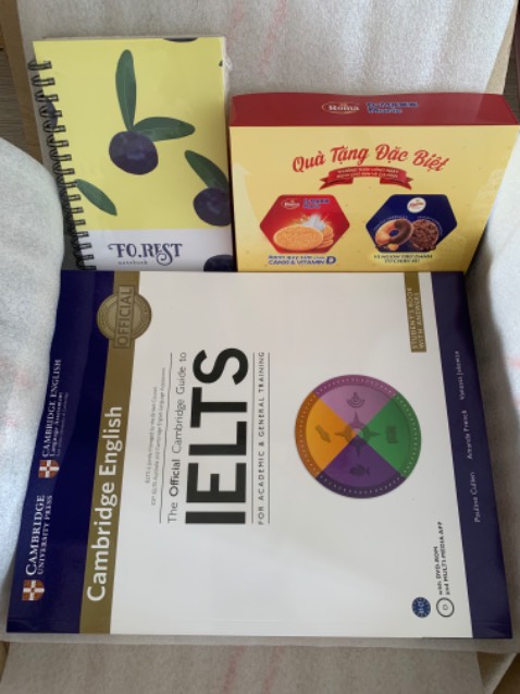 Fahasa đóng gói rất kỹ, mình còn đc tặng thêm hộp bánh và sổ tay nữa 🫶