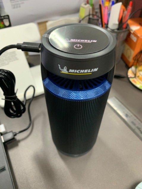 Chất liệu chắc chắn, thân bằng nhôm. Hàng đúng như hình, phụ kiện đầy đủ có vẻ là hàng chính hãng. Dễ sử dụng, khả năng lọc không khí cần chờ khi đi xa ngồi lâu mới đánh giá được.