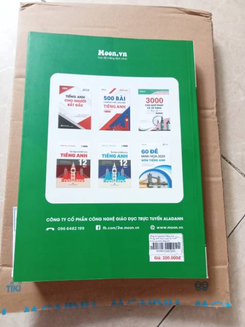 Giao hàng rất nhanh, đặt hàng chiều ngày 2/5 thì chiều 3/5 mình đã nhận được. Đóng gói ổn, sách ko bị cong gập gì cả. Nhưng giá đã giảm trên tiki cộng với tiền ship thì cũng bằng giá gốc của sách nên tính ra ko mua được rẻ hơn. 
Về nội dung sách thì khá ok, phân loại các dạng ngữ pháp rõ ràng và rất nhiều bài tập đi kèm, còn có dạy phát âm và nhiều mẫu câu giao tiếp.
