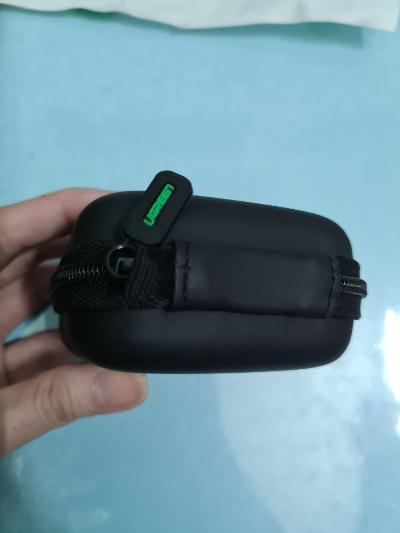 sản phẩm chắc chắn, thơm như nhiều bạn nói. nhưng chỉ có một dây kéo và có một khoảng hở nhỏ nơi khóa kéo như hình nên phân vân không biết có dễ hư không?
Nếu hư dây kéo có được bảo hành không nhỉ vì mình thấy ghi bảo hành đến 18 tháng.
Mình mua để đựng hộp tai nghe true wireless nhưng hàng chưa về nên thử dùng với những thứ khác như quảng cáo để xem sao. kết quả:

Nếu để đựng tai nghe có dây hoặc cáp sạc và củ sạc thì chỉ có củ type C và củ Micro USB mới vừa với hộp còn nếu củ sạc nhanh như hình thì để kiểu nào cũng không vô.
Nói chung thấy cũng chất lượng nhưng chỉ lo về phần dây kéo.