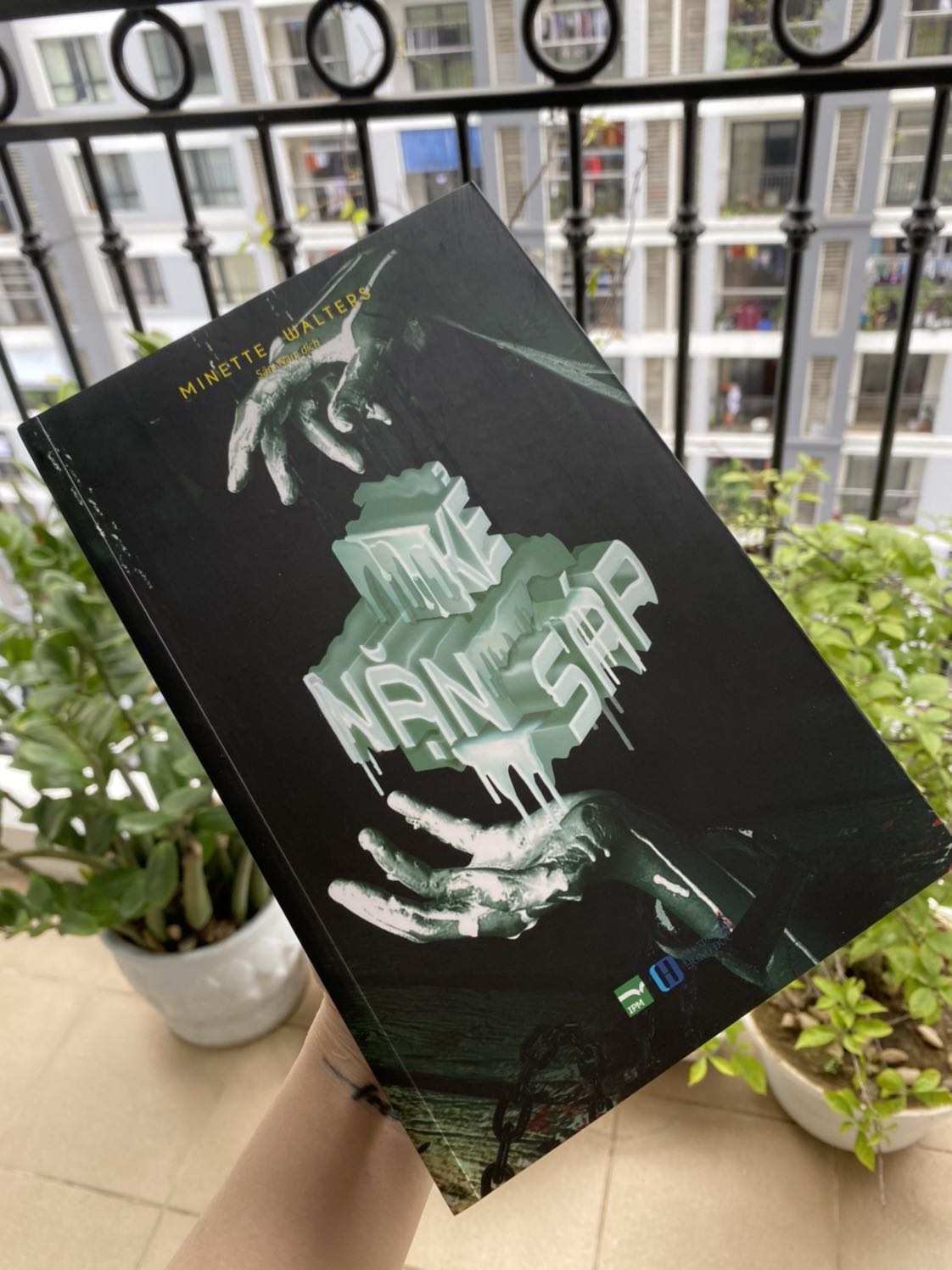 Trailer rất hấp dẫn: một cô gái trẻ chém mẹ đẻ 40 nhát rồi chém tiếp cô em gái 41 nhát. Cô nhận tội rất nhanh, không cần bào chữa. Phàm là mấy vụ trông đơn giản thì huyền cơ phía sau, khi lên tiểu thuyết, lại càng phức tạp. Cuốn này cũng không phải ngoại lệ.