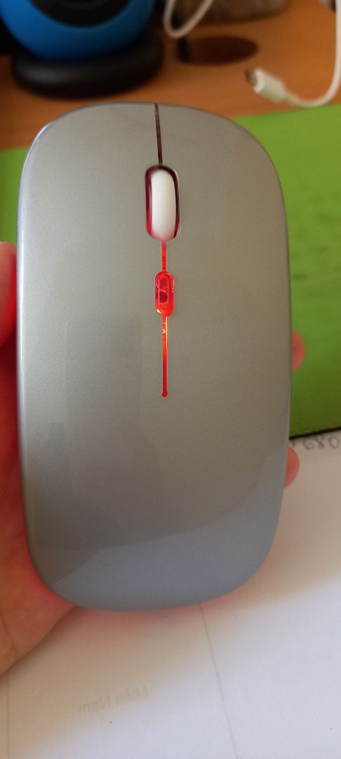 Sản phẩm giao đúng hẹn, đúng mẫu. Sau khi *** thì thấy độ nhạy khi dùng đầu cắm usb tốt hơn bluetooth, bluetooth k nhạy bằng dù chuột đặt sát bên. So với tầm giá thì chắc k thể đòi hỏi hơn được. Mẫu mã đẹp. Chuột thiết kế dạng dẹp và bóng nên cầm k đc chắc tay. Bấm chuột trái phải êm nhưng k nhẹ.