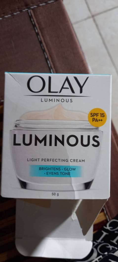 Mình vừa nhận được sản phẩm Olay Luminous Light Perfecting Cream 50g đặt mua từ shop. Mình có một thắc mắc cần được giải đáp:

Hũ kem bên trong ghi “For India Only” – nghĩa là chỉ dành riêng cho thị trường Ấn Độ.

Tuy nhiên, vỏ hộp bên ngoài là bản có tem tiếng Việt, nhập khẩu chính hãng tại Việt Nam.
=> Như vậy, hũ và hộp không trùng khớp, khiến mình lo lắng không biết sản phẩm có đúng chính hãng và an toàn không.